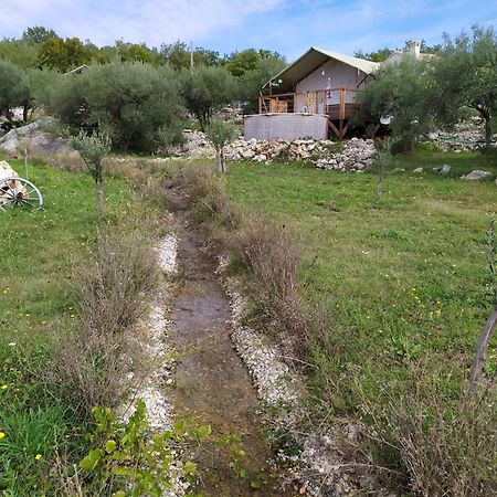 Prima Insula Glamping Hotel Brusici ภายนอก รูปภาพ