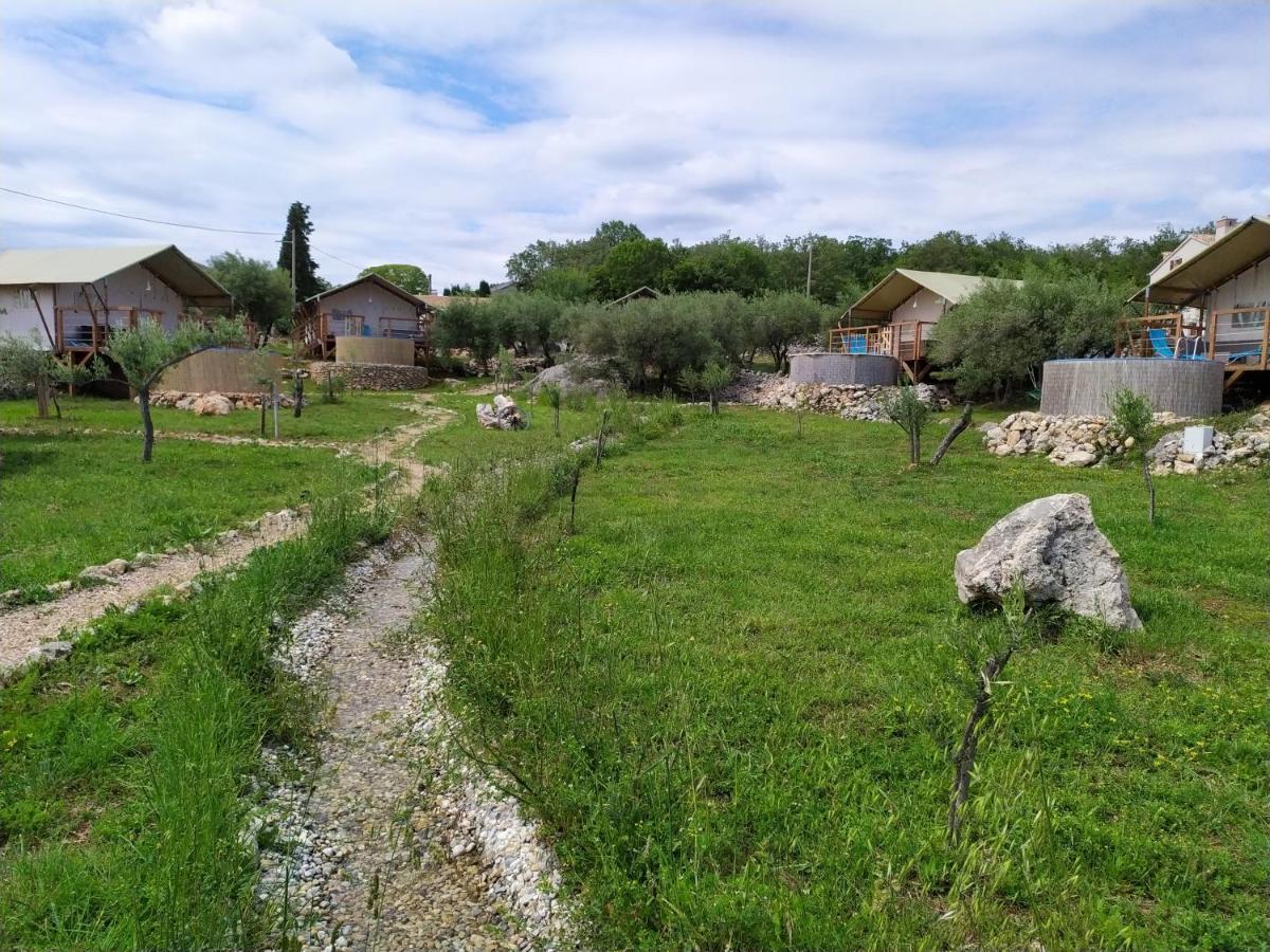 Prima Insula Glamping Hotel Brusici ภายนอก รูปภาพ