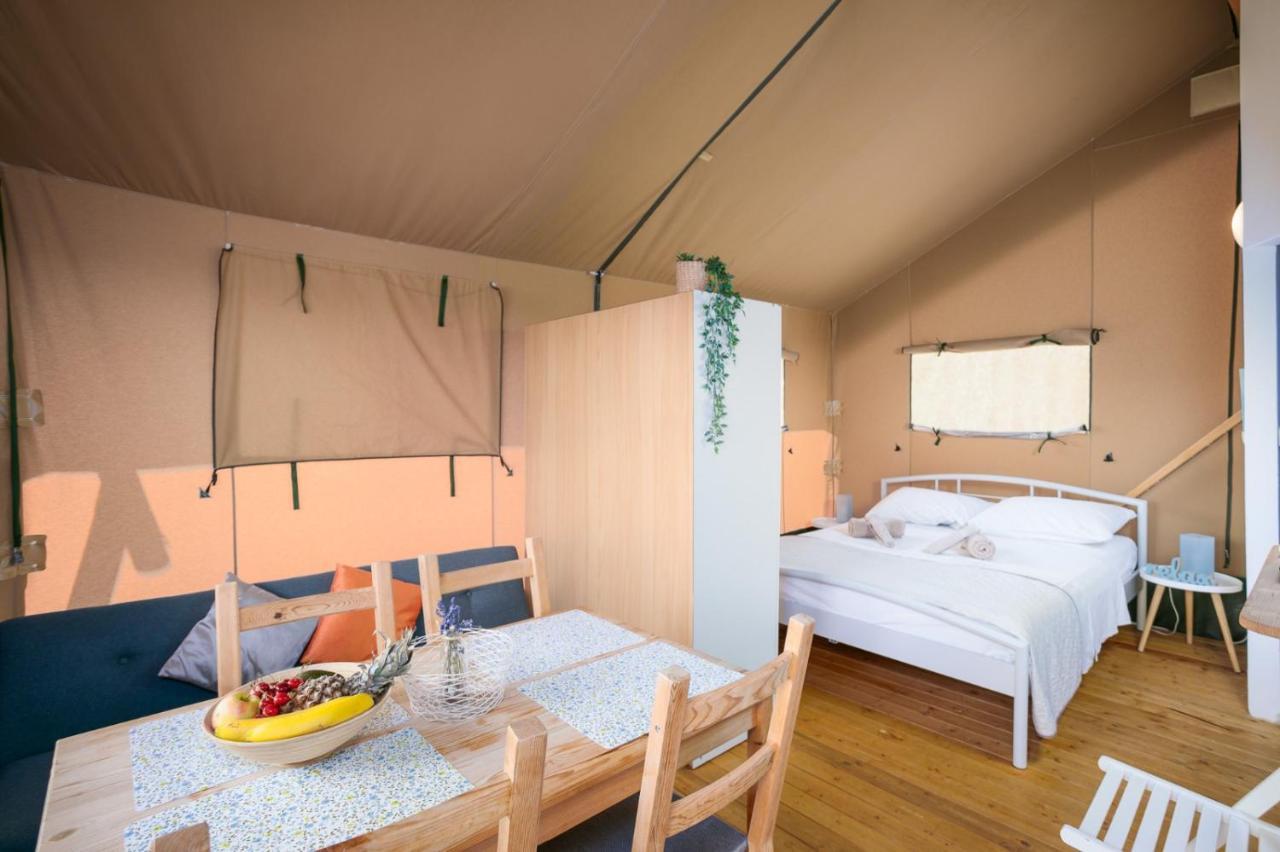 Prima Insula Glamping Hotel Brusici ภายนอก รูปภาพ