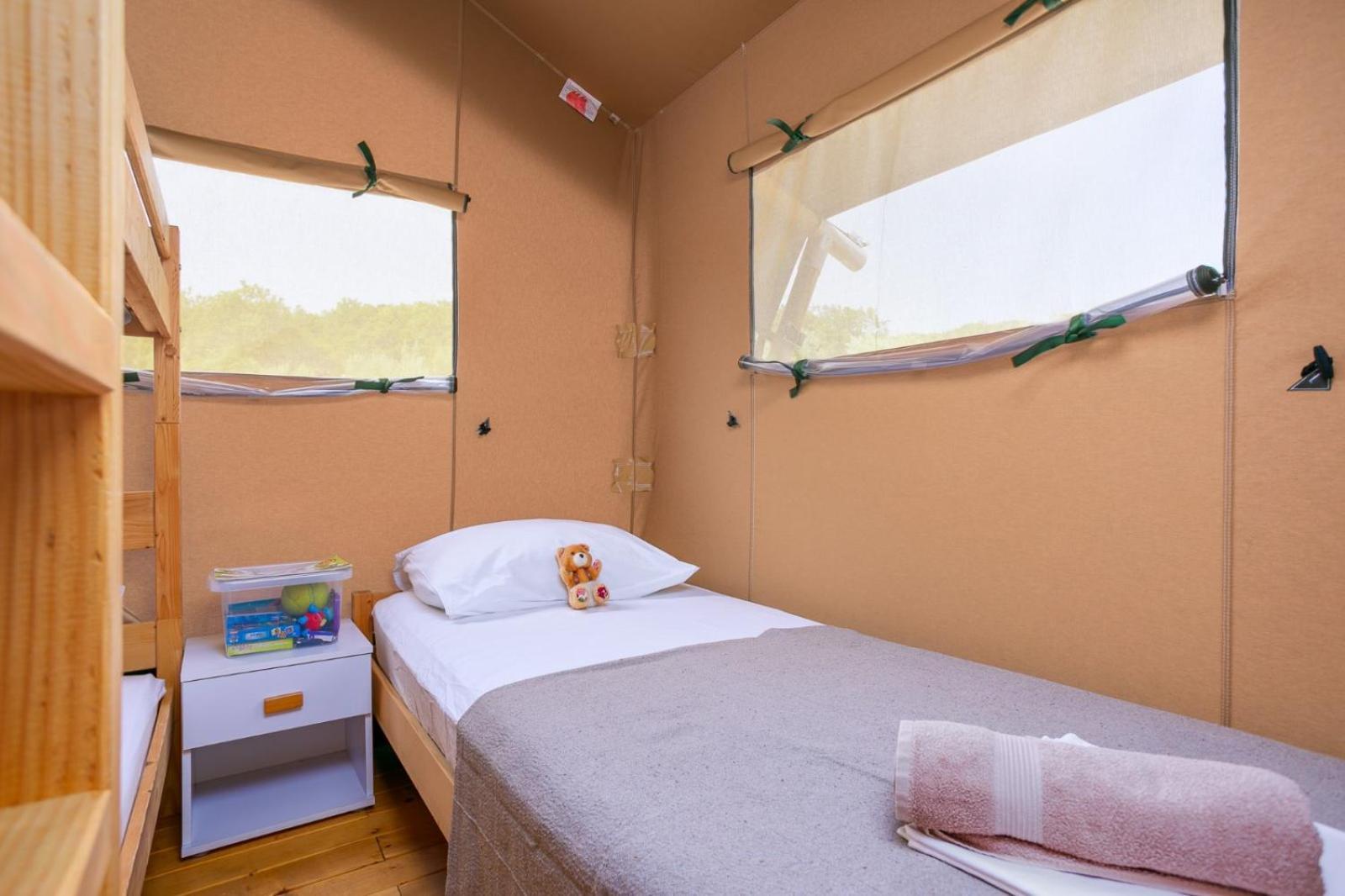 Prima Insula Glamping Hotel Brusici ภายนอก รูปภาพ